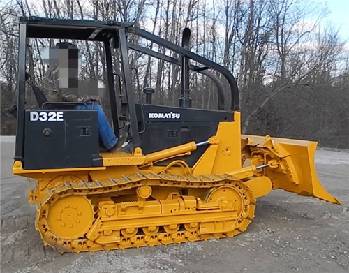 Komatsu D32E-1, D32P-1, D38E-1, D38P-1, D39E-1, D39P-1 Crawler Tractor