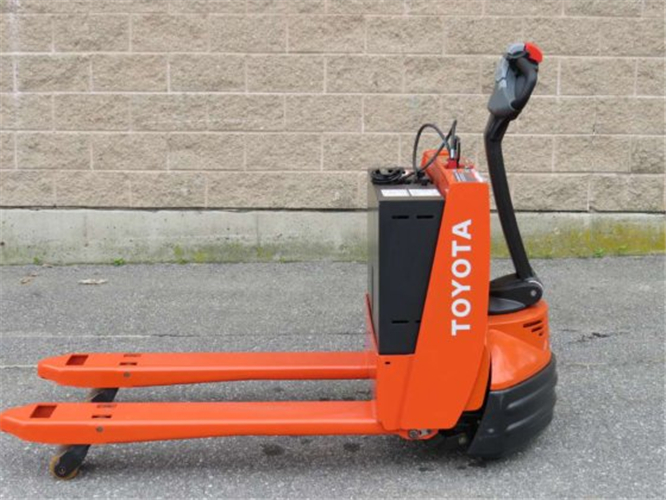 Toyota 7HBW23 4,500 lb. Powered Pallet Walkie