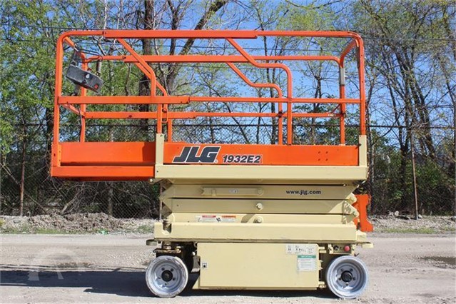 JLG 1932E2, 2032E2, 2632E2, 2646E2, 3246E2 Sizzor Lifts Operators and Safety Manual