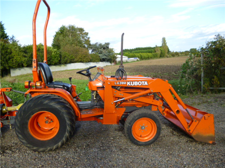 Kubota LA300 loader Parts Manual